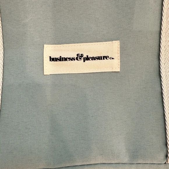 Business‎ & Pleasure The Holiday Cooler Tote Bag in Rivie Green - Picture 4 of 8